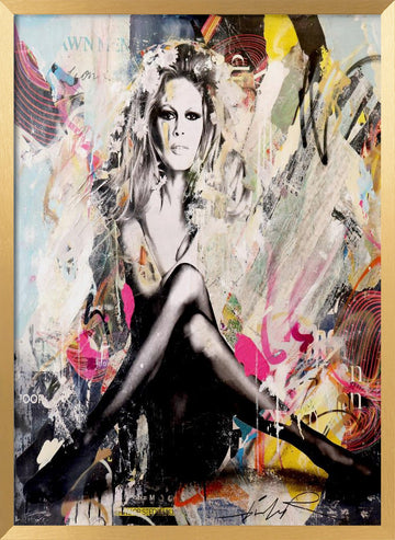 Glamorous Pop Art Woman | Poster - Gold Frame Interior
