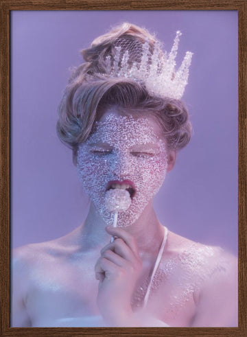 Dreamy Glitter Queen | Poster - Walnut Frame Interior