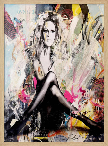 Glamorous Pop Art Woman | Poster - Wood Frame Interior