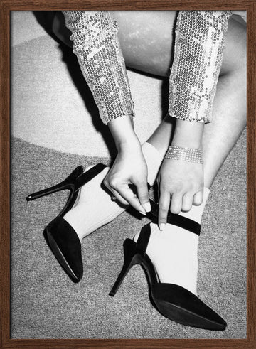Sparkling Fashion Moment | Poster - Walnut Frame Interior
