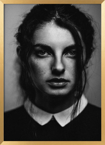 Intense Gaze Woman | Poster - Gold Frame Interior