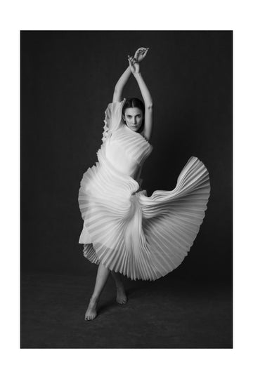 Elegant Dancing Woman | Poster - Passepartout